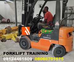 Forklift for hire in Lekki phase 1 at reduced price - 2