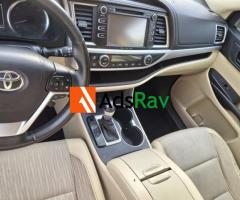 Clean Toyota Highlander 2017 Available in Ikeja (Call 08052152941) - 2