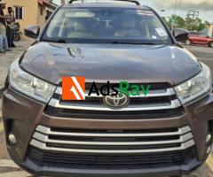 Clean Toyota Highlander 2017 Available in Ikeja (Call 08052152941) - 5