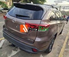 Clean Toyota Highlander 2017 Available in Ikeja (Call 08052152941) - 6