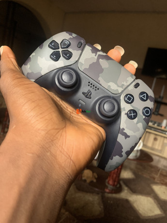 gray-camouflaged-ps5-pad-big-0
