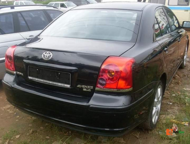 toyota-avensis-big-1